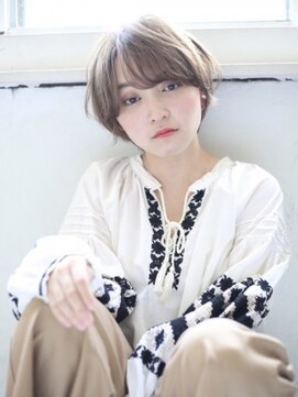 コム(com by neolive) ガーリーマッシュボブ ハイトーン