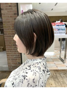 アフロート ルヴア(AFLOAT RUVUA) 「岩田莉奈」40代50代に人気の似合わせ丸みショートボブ　新宿