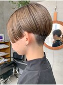 ハンサムショート、前下がりショート、グレージュ、刈り上げ女子