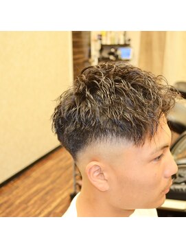 バーニーズ バーバークラブ(BARNEYS BARBER CLUB) フェードONツイストパーマ