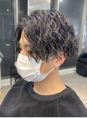 センターパートツイストスパイラルパーマ刈り上げメンズパーマ