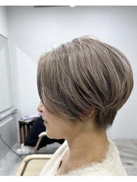 プラグ(Plug) ショートボブケアブリーチ似合わせカットミルクティーアッシュ