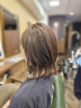 グリーンズ(Greens) 外ハネレイヤースタイル/白髪染め/くすみベージュ/ハイライト