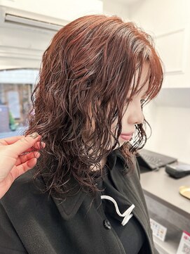 ラレイ ハラジュク(Lalei harajuku) 【白石】赤髪レディースミディアムスパイラルパーマ原宿