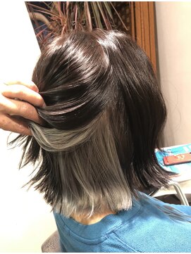 ヘアスタジオ クー(Hair Studio XYY) インナーカラー シルバー系イヤリングカラー