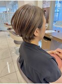 リュクスカラーの耳掛けショートボブ
