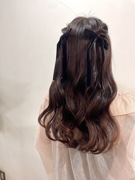 ヘアーアンドメイクアップモパ ハーフツインアレンジ