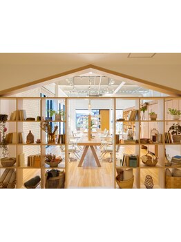 木の温もり感じる洗練された空間が皆様をお迎えいたします。サロン時間を、心地の良い特別な“ひととき”に