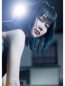 マグノリア オモテサンドウ(MAGNOLiA Omotesando) ターコイズブルーの切りっぱなしボブ