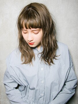 リリアン 青山(relian) グレージュ×巻き髪で抜け感スタイル