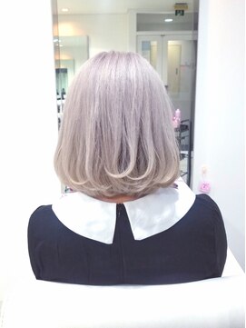 メルマードバーベル(Mermard Bavel) ラベンダーベージュのボブ