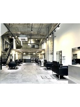 【メンズ専門サロン】茨木市駅徒歩4分。天井高5m！！店内は席の移動も必要なしの広々ワンストップサロン♪