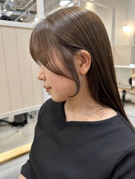 シダ(sida) 骨格に合わせた顔まわりカット