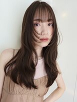 ふわっと動くレイヤーカットと透明感たっぷりくすみベージュ