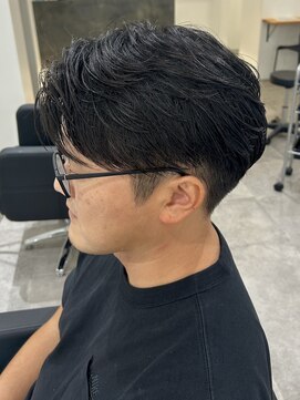 ヒュイル バイ ニアウ(Hwyl by Niau) メンズカットナチュラル刈り上げセンターパートアップバンク