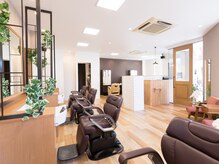 タカベヘアスパ(TAKABE hair spa)の雰囲気（広々とした明るい店内。木目を基調とした温かいサロンです）