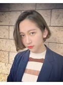 ハイライトベージュの大人ショートボブ