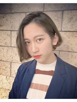 シュモレ ベイシティー ハイライトベージュの大人ショートボブ