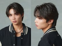 【清潔感◎ビジネスにも好印象で羽のように軽く後ろへ流れるトレンドのフェザーパーマ】