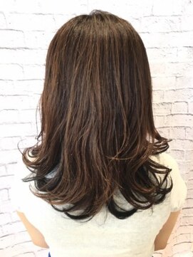 ミーティア バイ クアトロ(Meteor By QUATRO) 揺れカールと透明カラーで甘さもプラス