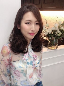 ダマーニ 表参道(DAMANI) ミディアムスタイル。ナチュラルヘアはグラデーションカットで