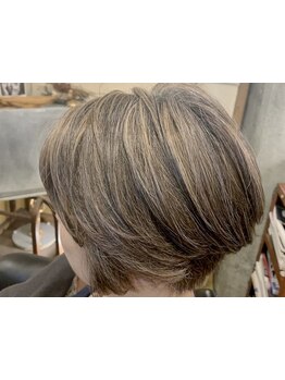 いつまでもオシャレを楽しみたい方に・・♪明るく染めても目立たない白髪ぼかしで自然なグレイカラーを。