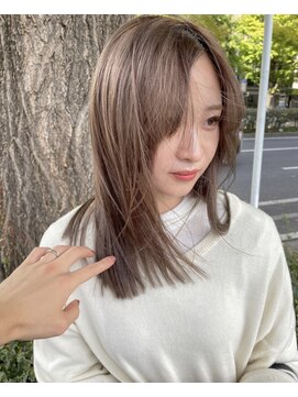 スリー(three) ベージュカラー