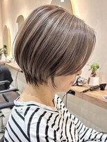 ヒビヲ(HIBIO)&nbsp;ワンブリーチダブルカラーハイトーンショート切りっぱなしボブ