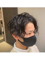 ウノプリールヴァモス(unopulir Vamos)&nbsp;センターパート耳かけ縦落ちパーマツイスパ黒髪前下がり