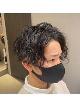 ウノプリールヴァモス(unopulir Vamos) センターパート耳かけ縦落ちパーマツイスパ黒髪前下がり