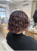 ボブスタイルくるくるプードルパーマ　ワインレッドカラー