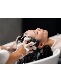 ”髪質改善トリートメント×ヘッドスパ”で、頭皮から毛先までしっかり保湿し美しい髪を育む環境を整えます