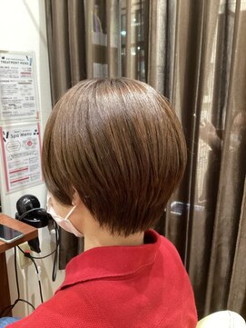美容室ヒラトヤ 都南店 ベージュカラー大人可愛いひし形前下がりショートボブカット