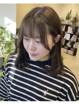 マナ(mana) 顔まわりカットとオリーブカラー
