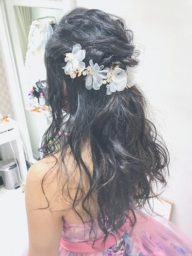 ブラウ ネイル パーティー(Blau Nail Party) ナチュラルパーマ風ハーフアップ