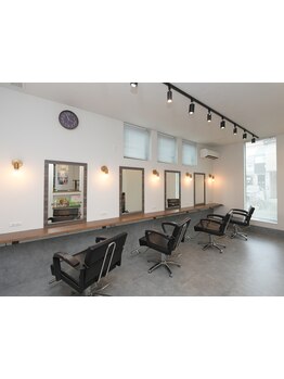 「大型店はなんとなく苦手…」なお客様におススメ!スタイリストは3人のみ♪落ち着いた空間を提供します。