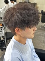 ヒュイル バイ ニアウ(Hwyl by Niau) メンズマッシュパーマシャドウパーマ波巻パーマ刈り上げ