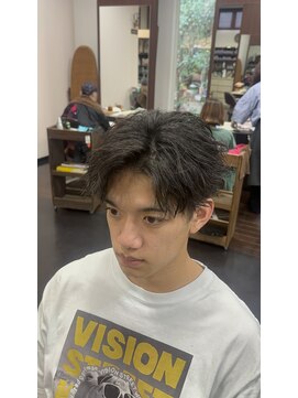 アンダーザサンスイート(Under The Sun SUITE) 刈り上げセンターパート