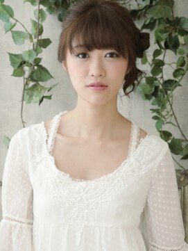 エマージュ 大宮(Emerge) ツヤ感と清らかさが共存した 簡単編み込みアレンジ