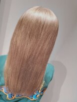 アクシー ヘアーアンドメイク(AXY HAIR&MAKE)&nbsp;ブロンドヘアハイライト斜めバングクレージュヘアミルクティー