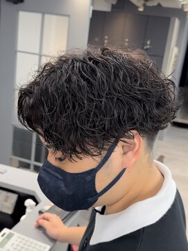 オーバルバイアピッシュ(OVARL by apish) 縦落ちパーマセンターパートスパイラルパーマフェードカット