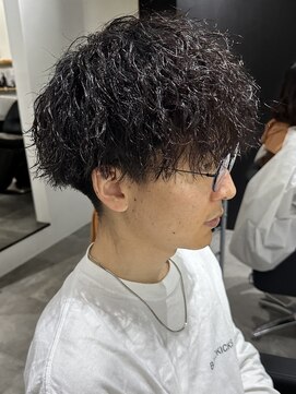 ヒュイル バイ ニアウ(Hwyl by Niau) メンズマッシュパーマニュアンスパーマスパイラルパーマ刈り上げ