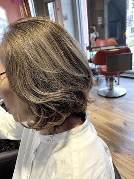 ビルズノア バイ ヤスオカ(BUILDS NOAH BY YASUOKA) 白髪ぼかしベージュ系カラー×前下がりレイヤーボブ