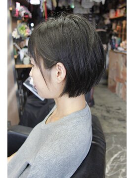 オーバーキャプテンネイキッド(OVER CAPTAIN NAKED) 直毛の方でも円く♪骨格補正耳かけラウンドショート