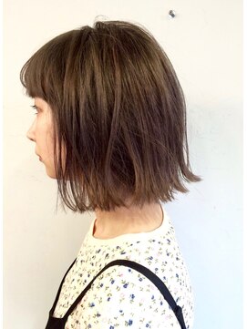 クレア(CLAIRE by GRAPEVINE) ワンレン風ボブ／ミディアム