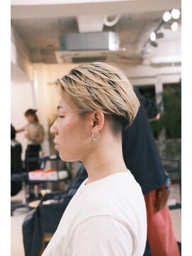 フェイヴィーズ(FavyS) ツーブロック センターパート ブロンドヘア ブリーチ 大阪美容室