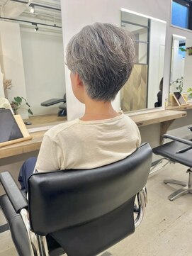 ヌーク(nuuk) グレーカラー×ショートスタイル