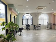 白を基調とした広くゆったりしたフロア