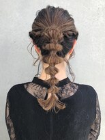 カカン(Kakan)&nbsp;タマネギヘアのパーティーアレンジ