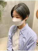 ハンサムショート、センターパート、暗めグレー